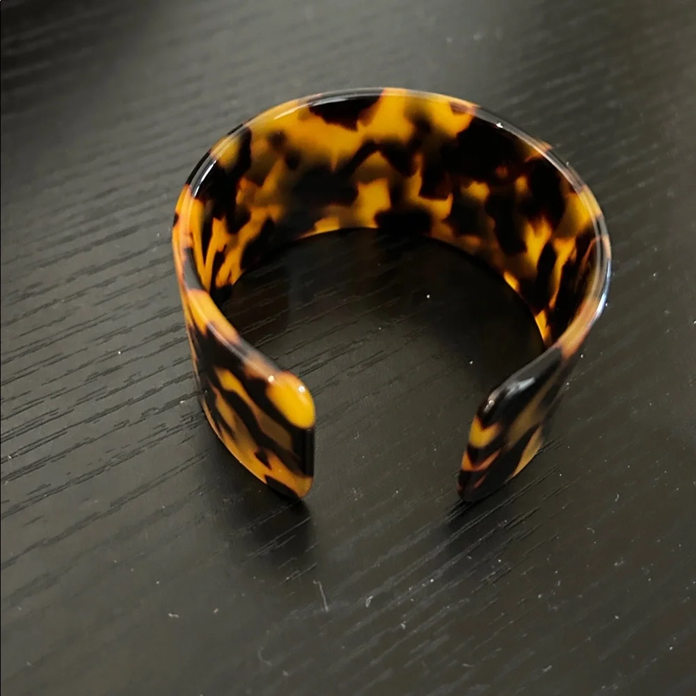 Faux Tortoise print cuff Bracelet - Picture 4 of 6
